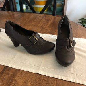Vintage 40s style brown buckle Madison heels
